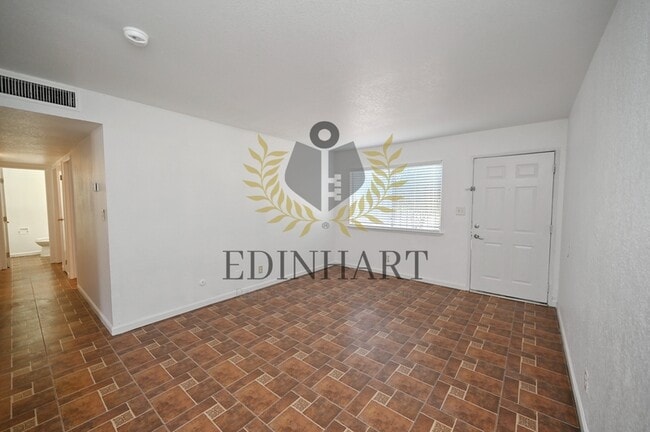 Building Photo - 2303 S Poppy Ave