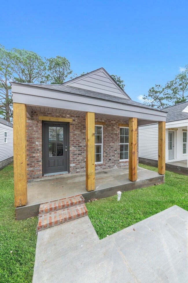 Building Photo - 3 bedroom 2 bath Townhome