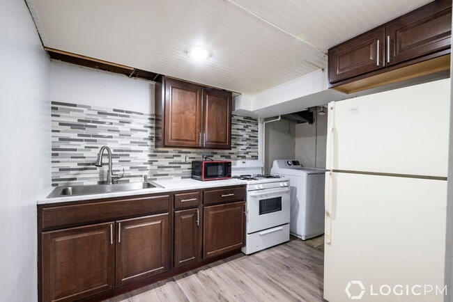 Building Photo - Stunning Single Family Home In Excellent L...