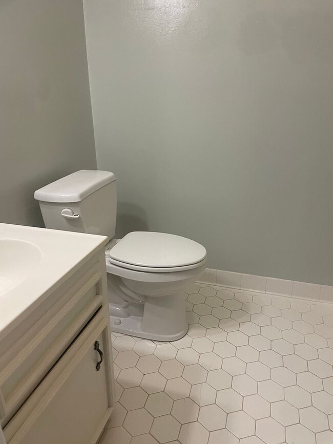 Building Photo - Spacious 4 Bedroom near Guilford College