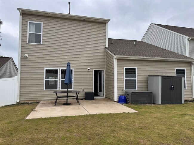 Building Photo - 4BR 2.5Bath Beauty in High Point