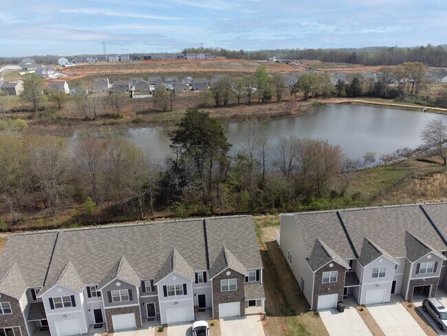 Building Photo - 3 Bed 2.5 Bath Townhome, END UNIT WITH PRIVATE BACKYARD! PRICE REDUCTION!