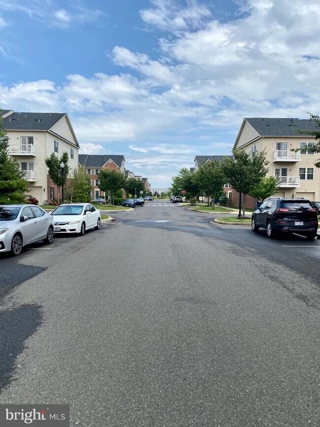 Building Photo - Beautiful Single Family home with Loft and Off Street Parking