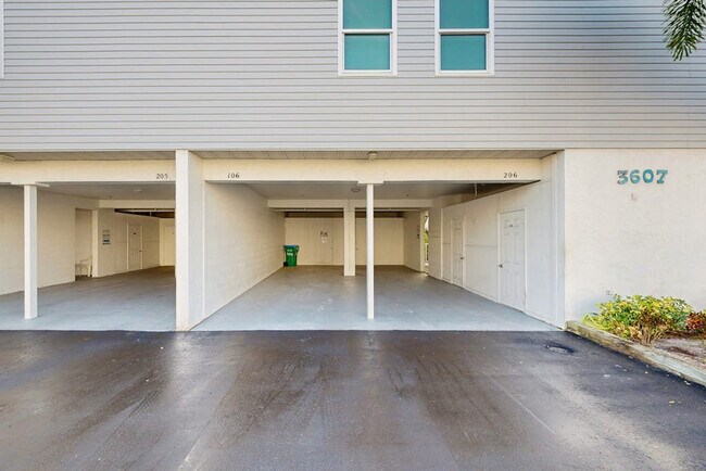 Building Photo - 3607 E Bay Dr