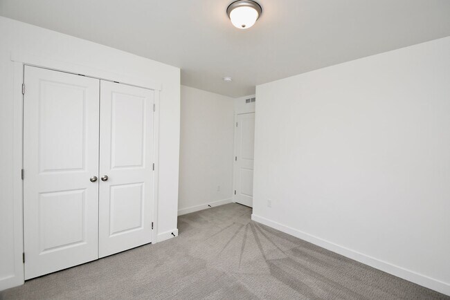 Building Photo - 3 Bed 2.5 Bath Townhome with Awesome View in Daybreak!