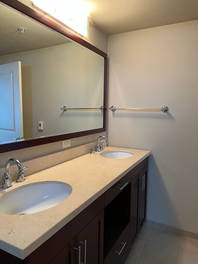 Building Photo - Bainbridge Island Condo
