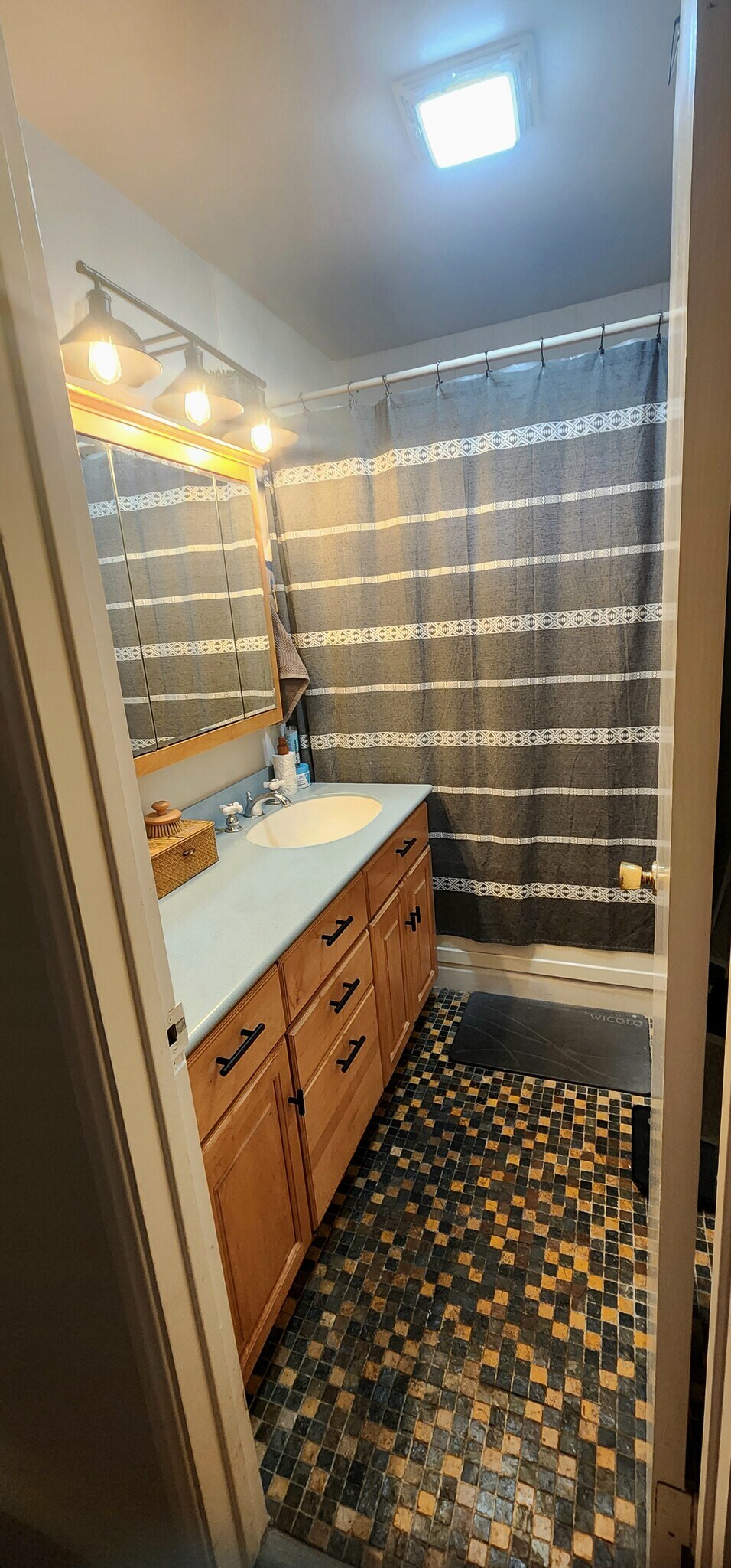 Guest bath - 1393 Coventry Ave