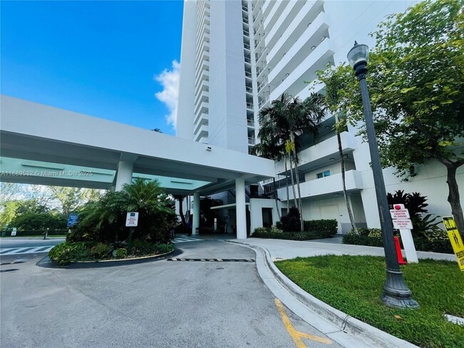 Building Photo - 15051 Royal Oaks Ln