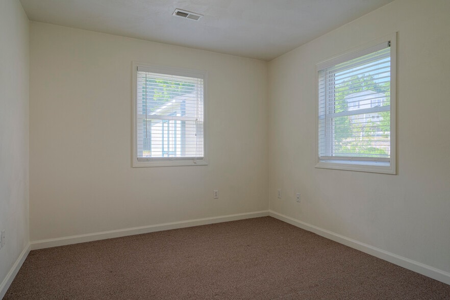 Building Photo - 913 Giles Rd