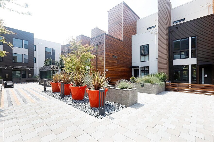 Courtyard - 3658 Capitol Ave