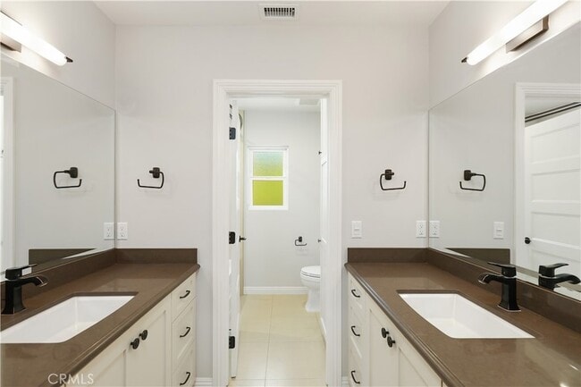 Building Photo - 933 W Riviera Dr