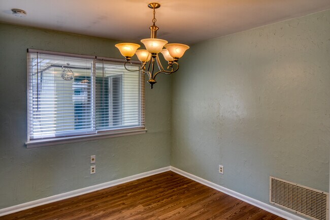 Building Photo - 28 Silverstone Cir