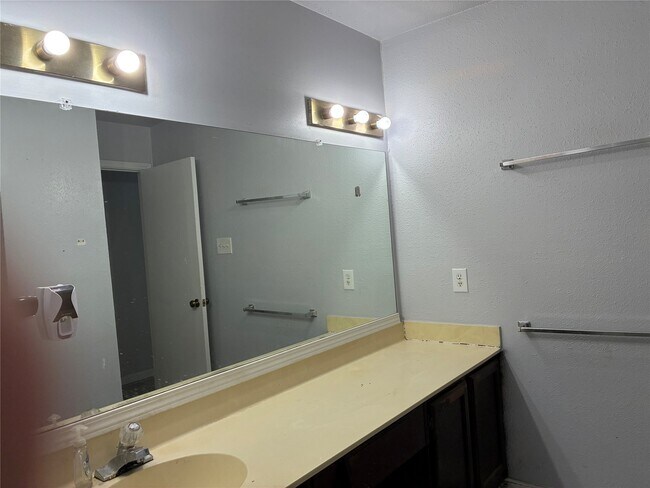 Building Photo - 8299 Cambridge St