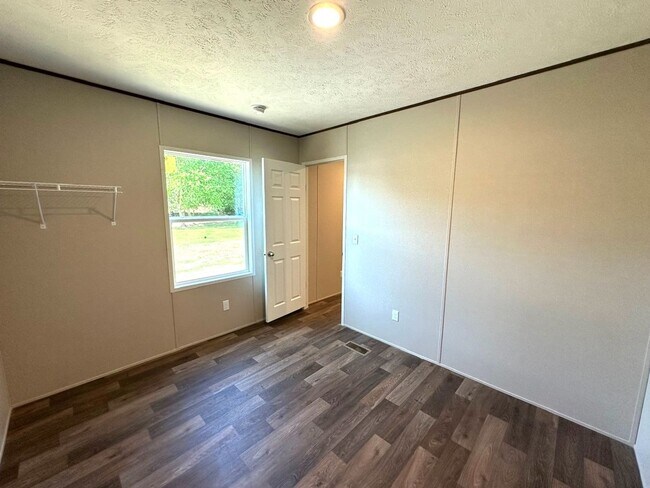 Building Photo - Brand new Efficiency 1 BR mobile home with large bonus room