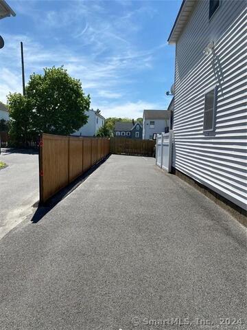 Building Photo - 30 1/2 Mallory St