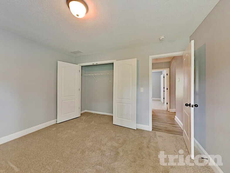 Building Photo - 527 Embassy Walk