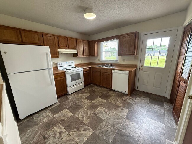 Building Photo - 2 Bedroom, 1 Bath Duplex