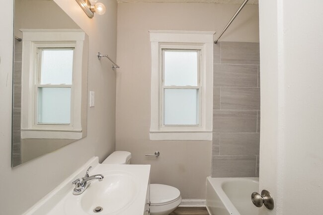 Building Photo - 656 S 42nd St