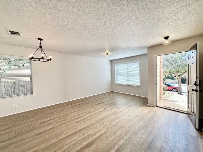 Building Photo - Spacious 4 bed 2.5 bath two-story home!