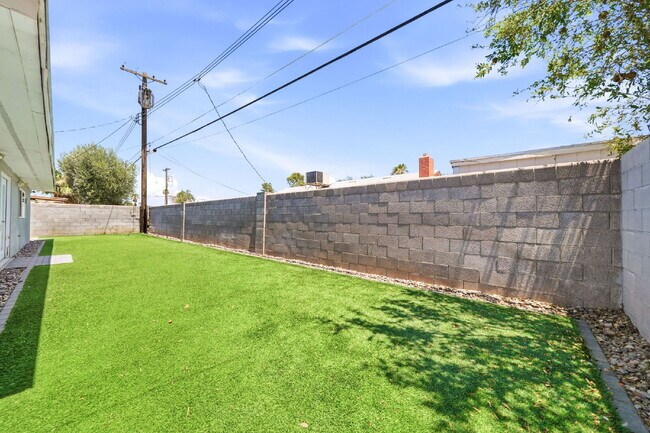 Building Photo - 2013 Las Verdes St