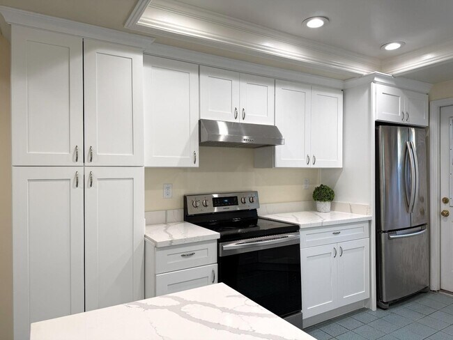 Building Photo - 976 De Soto Ln