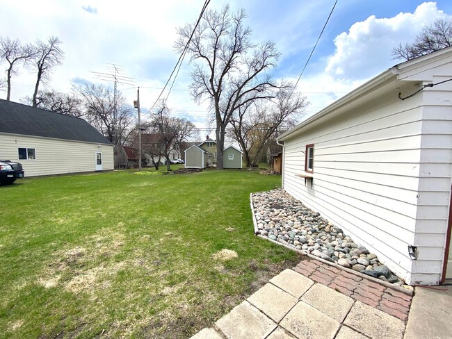 Building Photo - 3 Bedroom Near NDSU!!