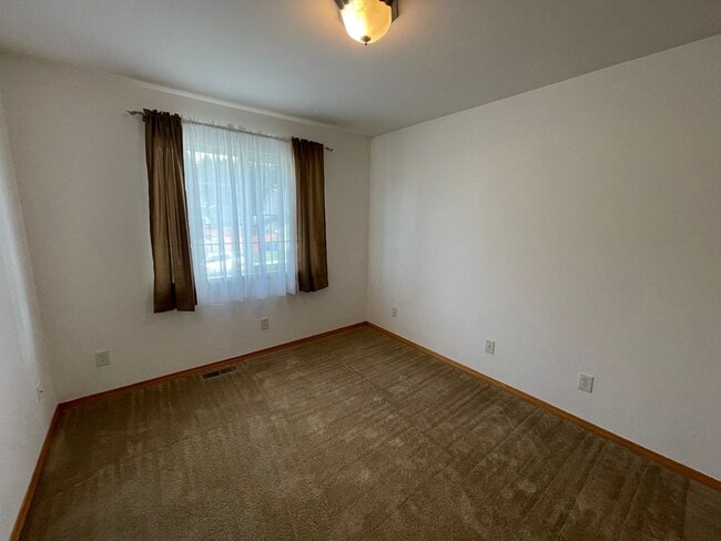 Building Photo - 1337 NW Redwing Dr