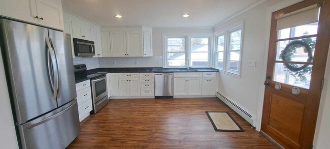 Building Photo - Charming 4-Bedroom Home for Rent in Manche...