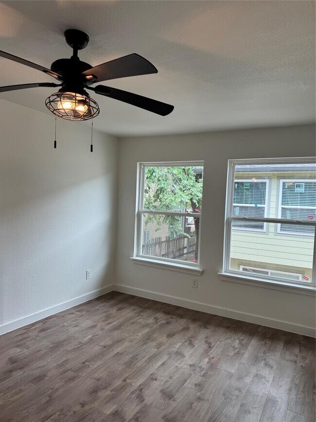 Building Photo - 2124 Burton Dr