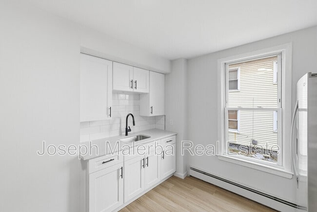 Building Photo - 848 Bank St