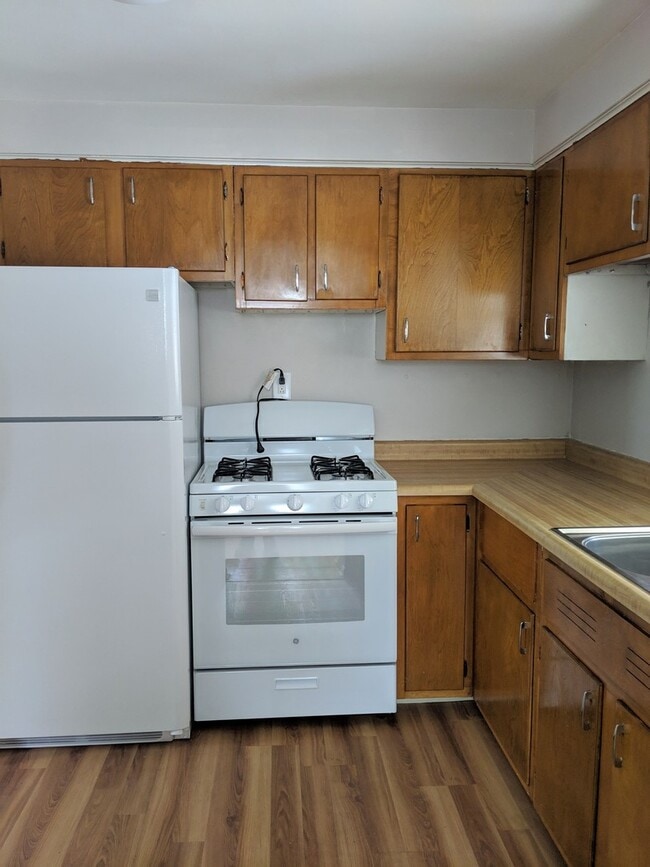 Building Photo - Beautifully Kept 4 Bedroom House next to U...