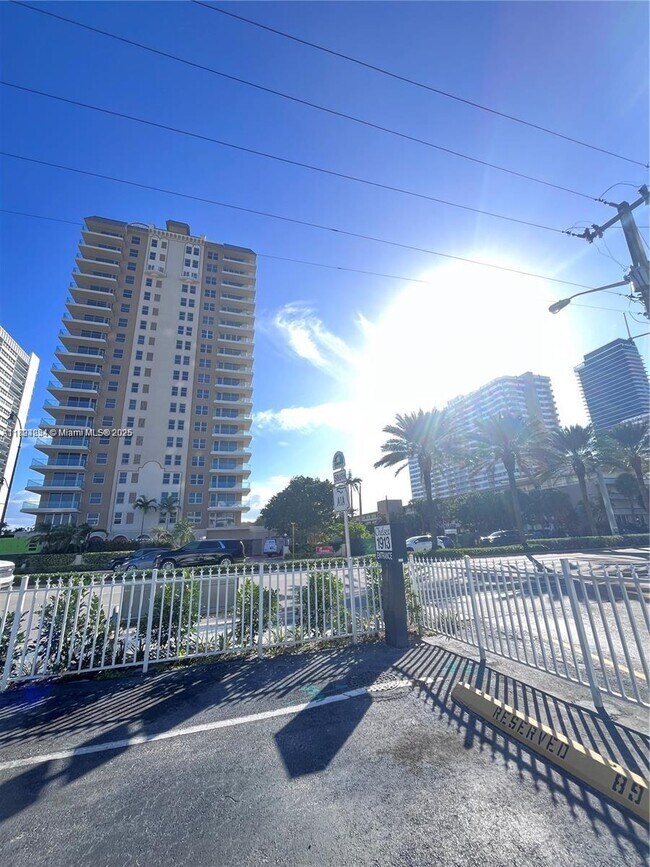 Building Photo - 1913 S Ocean Dr