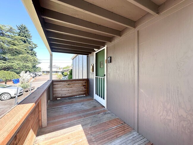 Building Photo - 2 Bed 1 Bath with Back Patio in Montavilla!