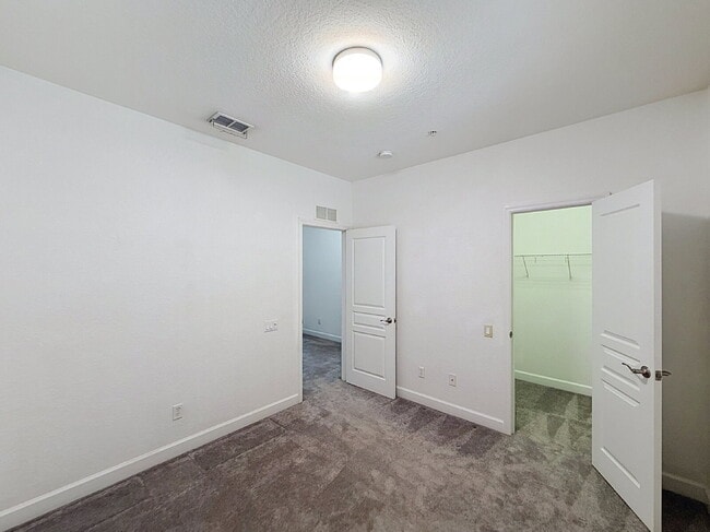 Building Photo - Beautiful 3 Beds and 2.5 Baths townhome with 2 car garage in Stonebridge Commons!