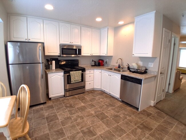 Building Photo - 986 900 E