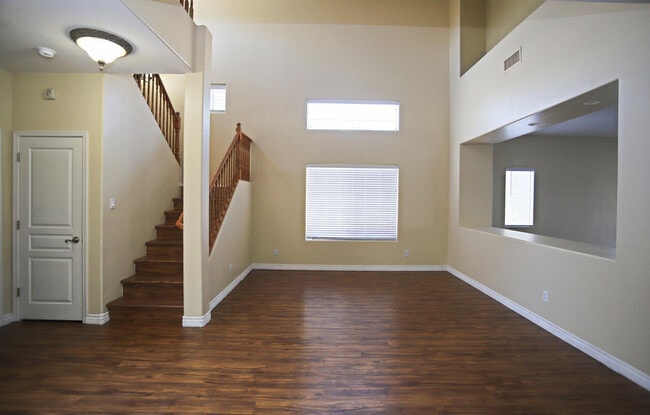 Building Photo - 512 E Rainbow Dr