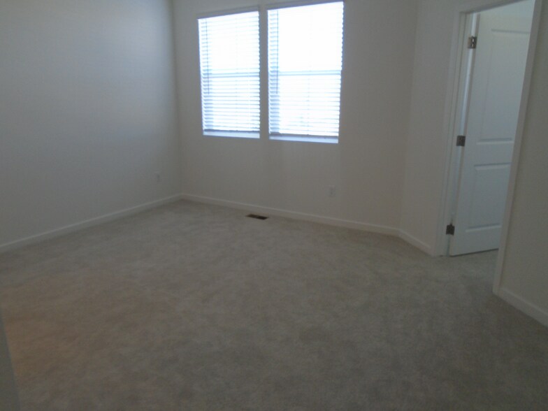 Building Photo - 5387 Euclid Dr