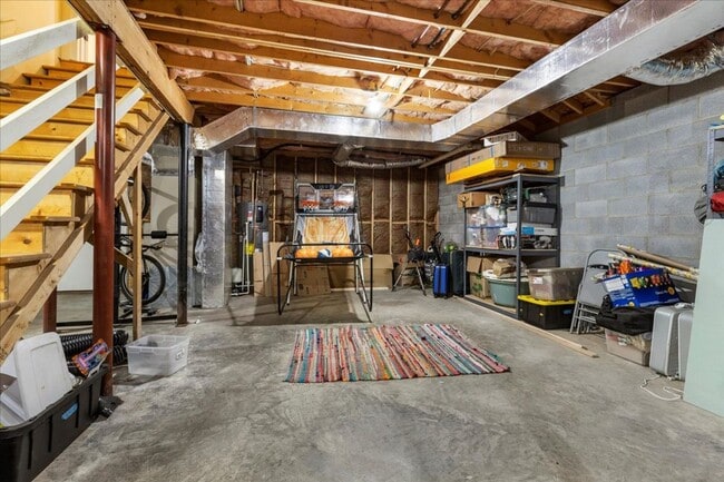 Building Photo - Five Bedroom Home