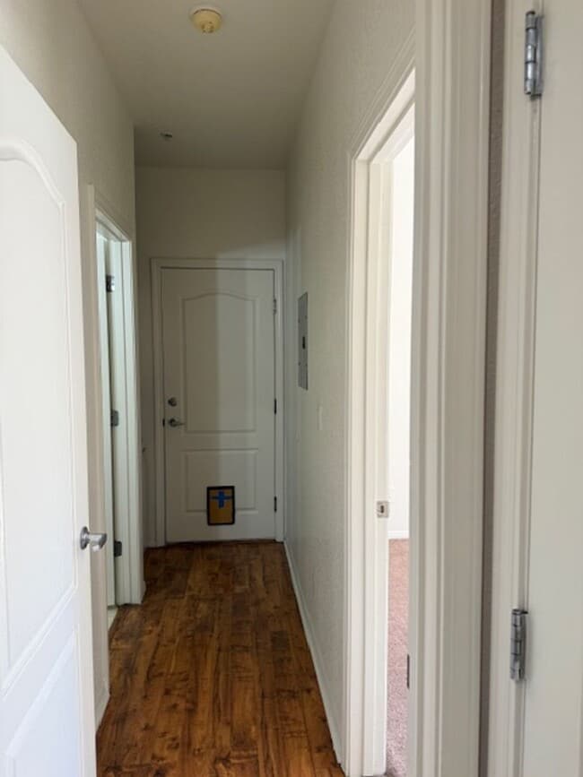 Building Photo - 2 Bedroom 2 Bath Contact Property Pros Pro...