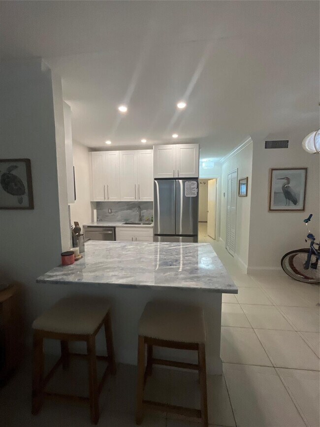 Building Photo - 2100 Diana Dr