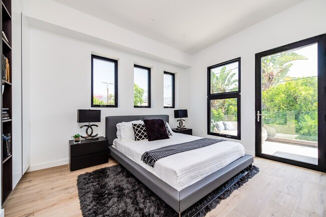 Building Photo - 370 N San Vicente Blvd