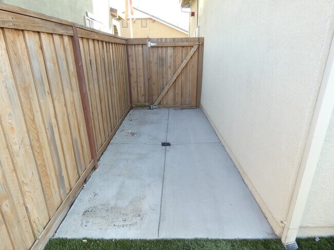 Building Photo - 4/2.5 N. Vacaville home with solar!