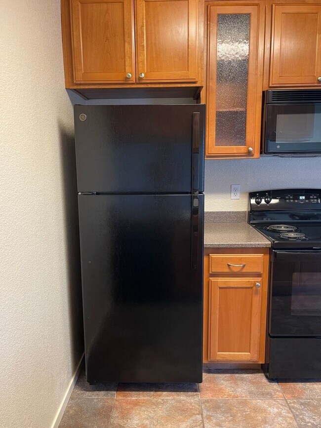 Building Photo - Chico 3 bed 2 bath Condo, Pool, Reserved Parking, upstair unit. newly refurbished