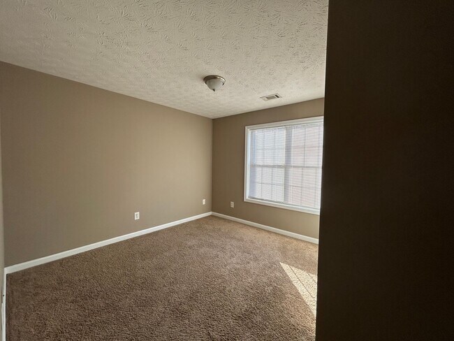 Building Photo - 1536 Ravens Run - Recently Renovated! Bran...