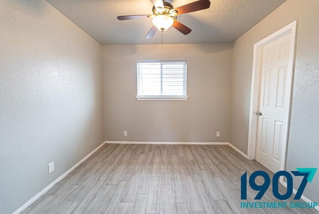 Building Photo - Updated 2-Bed, 1.5-Bath Townhome in NW Nor...