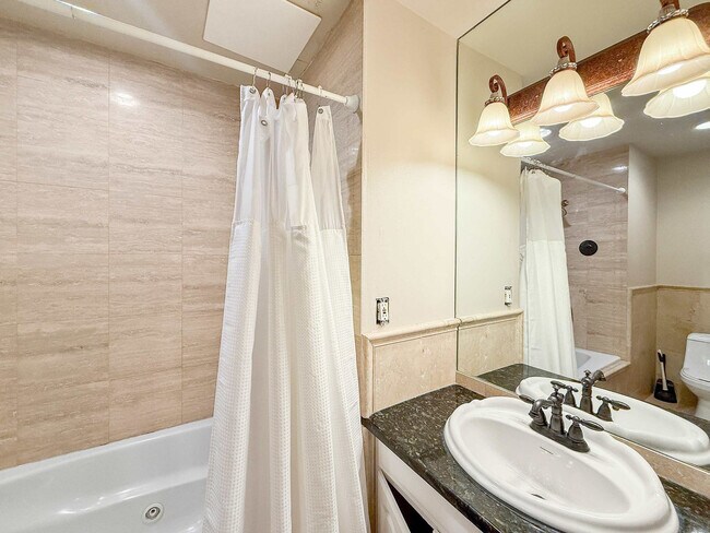 Building Photo - 602 S Front St