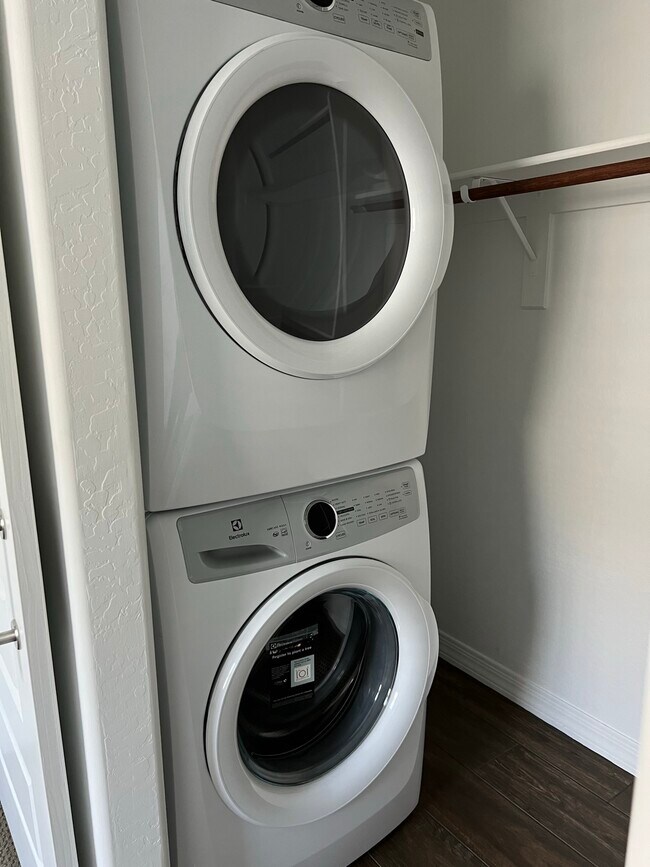 Building Photo - 19605 W Cheery Lynn Rd