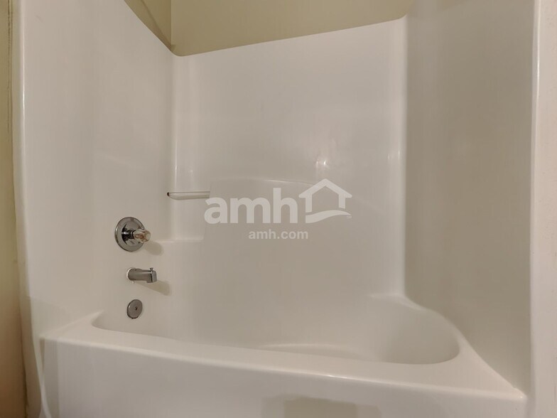 Building Photo - 537 Hanska Way