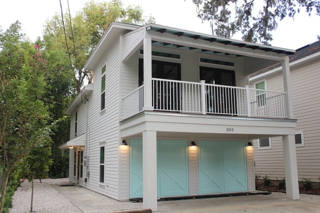 Building Photo - Luxury 4 Bed / 4 Bath Bungalow Cottage -- ...