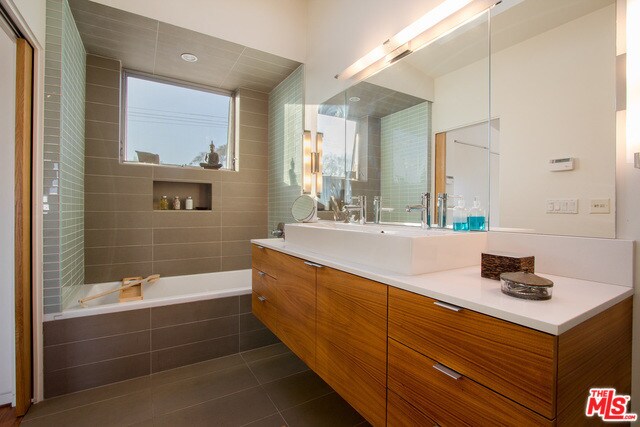 Building Photo - 1046 6th Ave